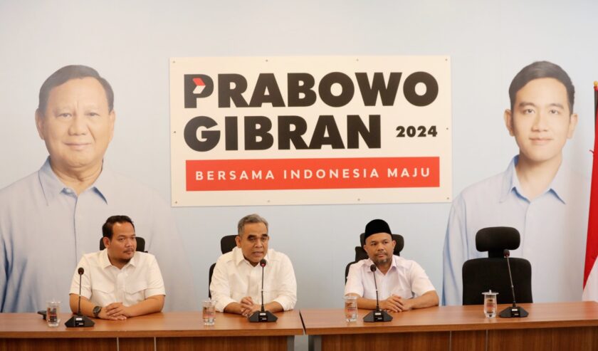 Ahmad Muzani Sekjen Partai Gerindra (tengah) menyampaikan keterangan terkait rencana perayaan HUT ke-16 Partai Gerindra, Senin (5/2/2024), di Media Center TKN, Jakarta. Foto: Farid suarasurabaya.net