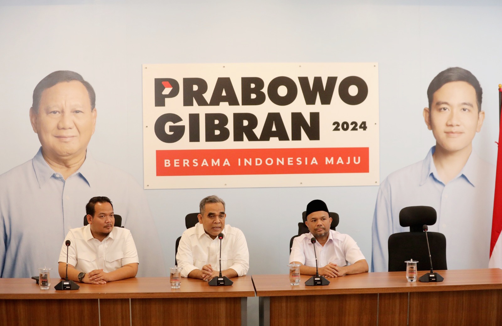 Ahmad Muzani Sekjen Partai Gerindra (tengah) menyampaikan keterangan terkait rencana perayaan HUT ke-16 Partai Gerindra, Senin (5/2/2024), di Media Center TKN, Jakarta. Foto: Farid suarasurabaya.net