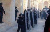 Pasukan keamanan Israel berjaga saat terlibat bentrok dengan warga Palestina di kompleks Masjid Al Aqsa di Yerusalem Timur (22/4/2022). Foto: Xinhua