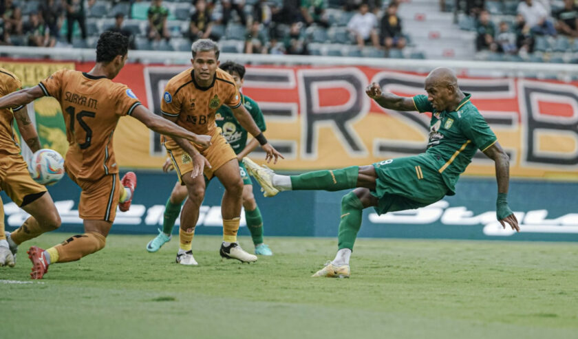 Paulo Henrique mencetak gol semata wayang ketika Persebaya Surabaya mengalahkan Bhayangkara FC dengan skor 1-0 pada Minggu (4/2/2024) di Stadion Gelora Bung Tomo (GBT). Foto: Persebaya