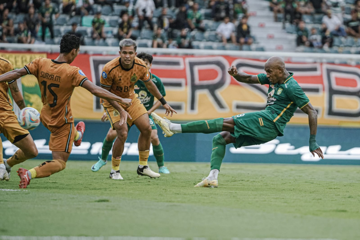 Paulo Henrique mencetak gol semata wayang ketika Persebaya Surabaya mengalahkan Bhayangkara FC dengan skor 1-0 pada Minggu (4/2/2024) di Stadion Gelora Bung Tomo (GBT). Foto: Persebaya