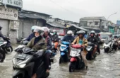 Air tergenang di ruas jalan dekat terminal Benowo, Surabaya pada Rabu (7/2/2024) pagi. Foto: Ikke magang suarasurabaya.net