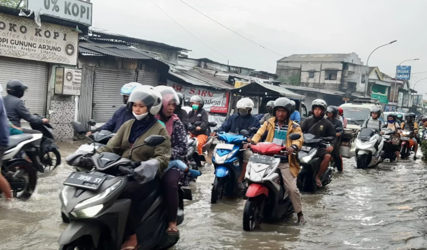 Air tergenang di ruas jalan dekat terminal Benowo, Surabaya pada Rabu (7/2/2024) pagi. Foto: Ikke magang suarasurabaya.net