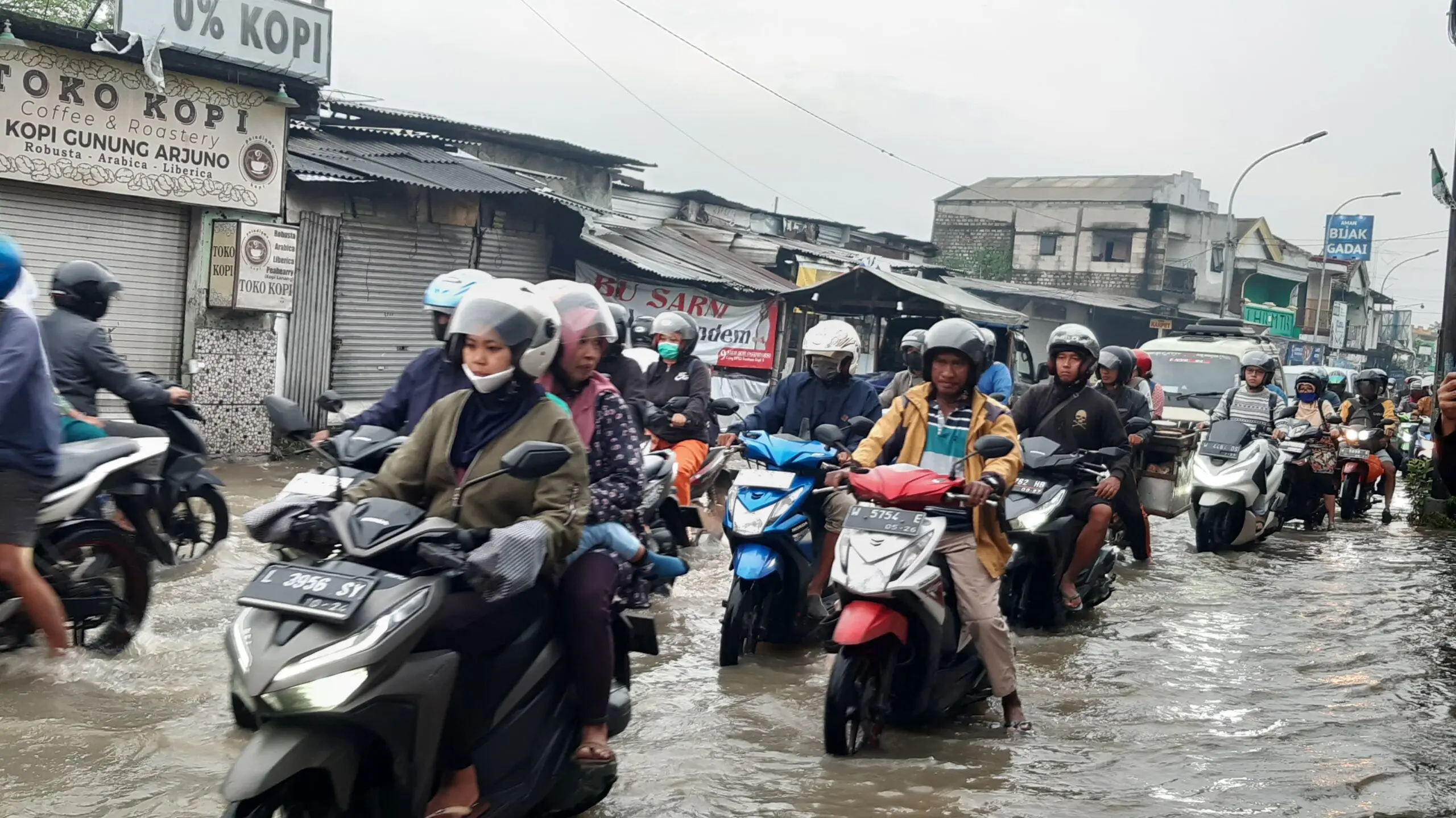 Air tergenang di ruas jalan dekat terminal Benowo, Surabaya pada Rabu (7/2/2024) pagi. Foto: Ikke magang suarasurabaya.net