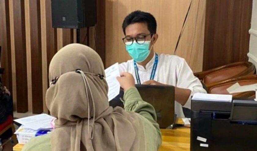 Pemeriksaan kesehatan calon anggota Kelompok Penyelenggara Pemungutan Suara (KPPS) di Puskesmas Kebayoran Baru, Jakarta, Jumat (15/12/2023). Foto: Antara