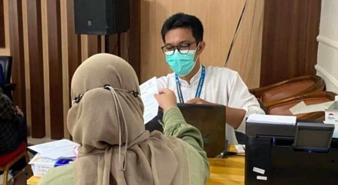 Pemeriksaan kesehatan calon anggota Kelompok Penyelenggara Pemungutan Suara (KPPS) di Puskesmas Kebayoran Baru, Jakarta, Jumat (15/12/2023). Foto: Antara