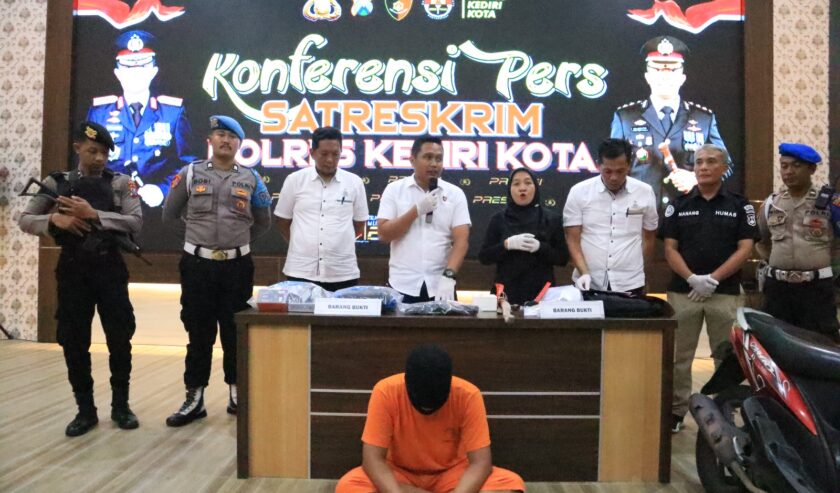 Polres Kediri Kota ketika merilis kasus pembobolan mesin ATM di Kota Kediri, Jawa Timur. Foto: Humas Polres Kediri Kota