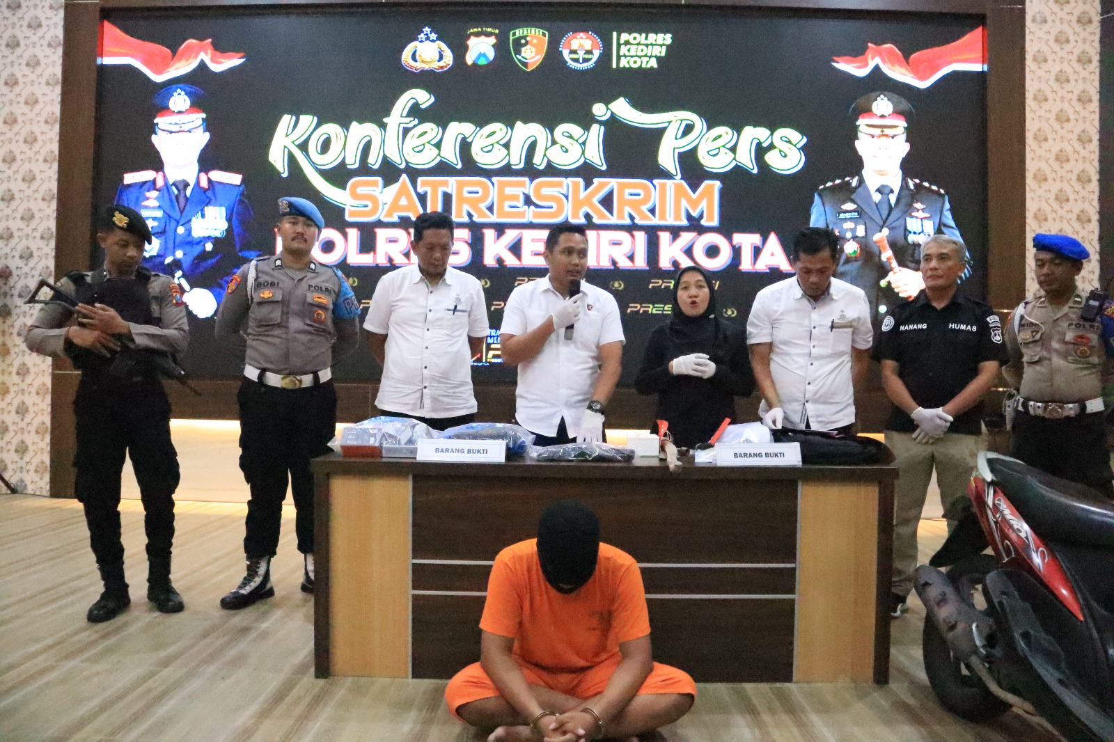 Polres Kediri Kota ketika merilis kasus pembobolan mesin ATM di Kota Kediri, Jawa Timur. Foto: Humas Polres Kediri Kota