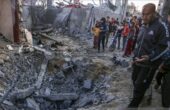 Warga Palestina memeriksa kerusakan gedung apartemen milik keluarga Tubasi dan Al-Sofi pasca serangan Israel ketika bangunan itu menjadi sasaran serangan dan bangunan di sekitarnya rusak di Rafah, Gaza, Minggu (11/2/2024). Foto : Antara