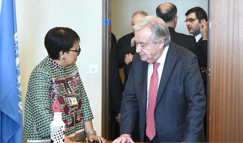 Retno Marsudi Menteri Luar Negeri Indonesia (kiri) bertemu Antonio Guterres Sekretaris Jenderal PBB (kanan) dalam pertemuan Komite Menlu Liga Arab-OKI dan Sekjen PBB di Jenewa, Swiss, Senin (26/2/2024). Foto: Antara
