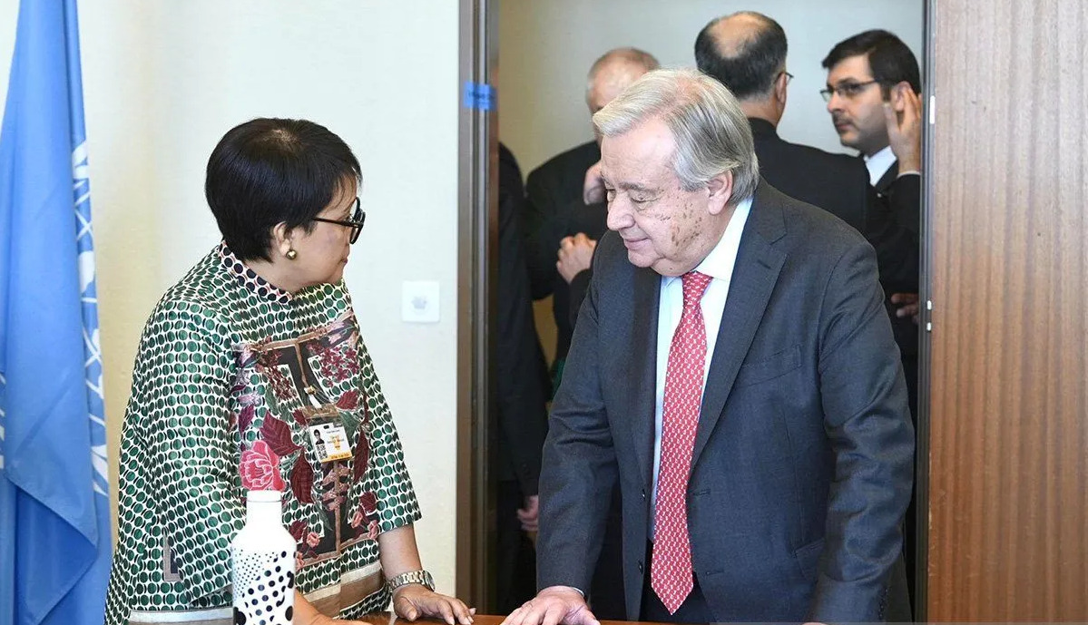 Retno Marsudi Menteri Luar Negeri Indonesia (kiri) bertemu Antonio Guterres Sekretaris Jenderal PBB (kanan) dalam pertemuan Komite Menlu Liga Arab-OKI dan Sekjen PBB di Jenewa, Swiss, Senin (26/2/2024). Foto: Antara