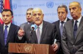 Riyad Mansour duta besar Palestina untuk PBB berbicara kepada pers menjelang pertemuan dengan duta besar PBB dari Kelompok Arab di markas besar PBB di New York, Amerika Serikat pada (13/10/2023). Foto: Anadolu