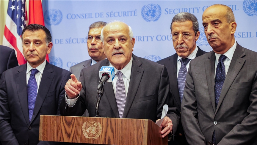 Riyad Mansour duta besar Palestina untuk PBB berbicara kepada pers menjelang pertemuan dengan duta besar PBB dari Kelompok Arab di markas besar PBB di New York, Amerika Serikat pada (13/10/2023). Foto: Anadolu