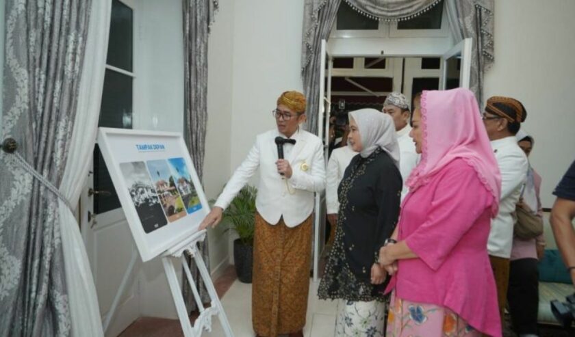 Rahmat Dwisaputra Kepala Perwakilan Bank Indonesia Provinsi Jawa Tengah menjelaskan bangunan Rumah Jabatan Kepala Perwakilan BI yang telah ditetapkan sebagai bangunan cagar budaya, di Semarang, Foto : Antara