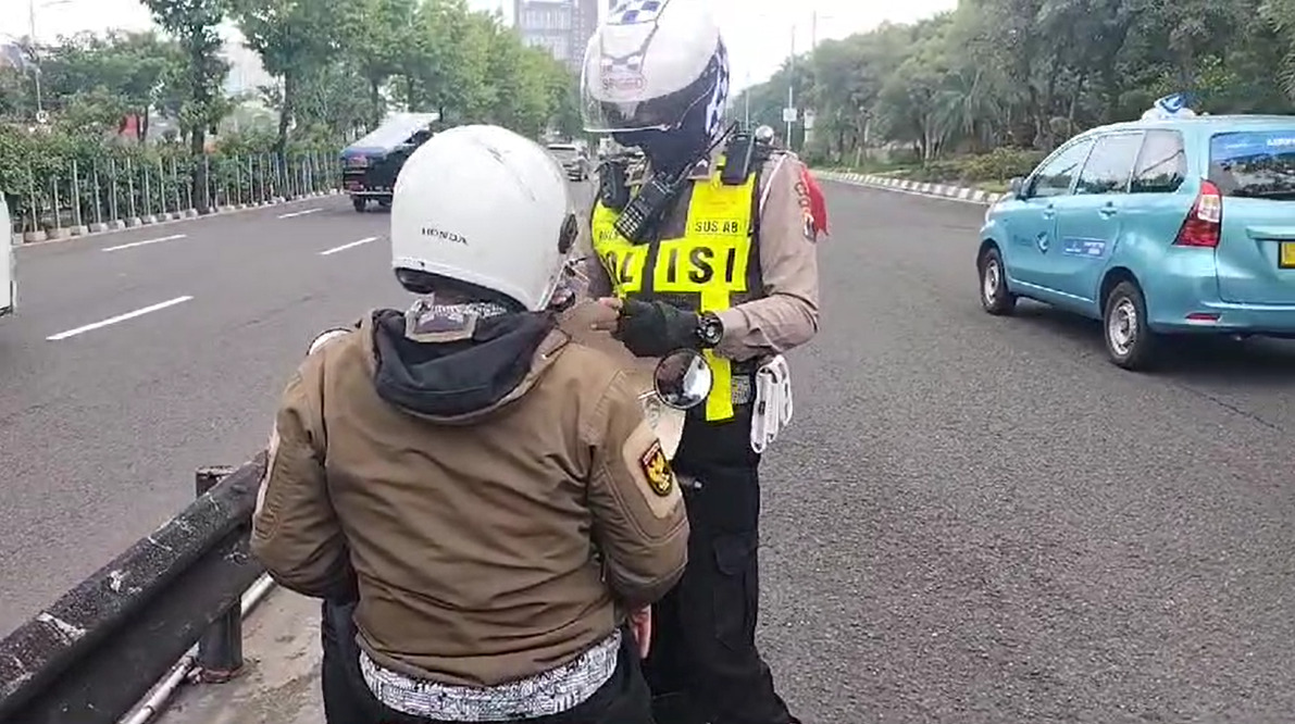 Polisi menilang pengendara sepeda motor yang tetap lewat Layang Mayangkara meski sudah ada rambu larangan pada Jumat (2/2/2024). Foto: Agung Andri Purnomo via WA SS