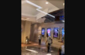 plafon lobby XXI Pakuwon City Mall Surabaya jebol imbas hujan deras. Foto: tangkapan layar Instagram @aslisuroboyo
