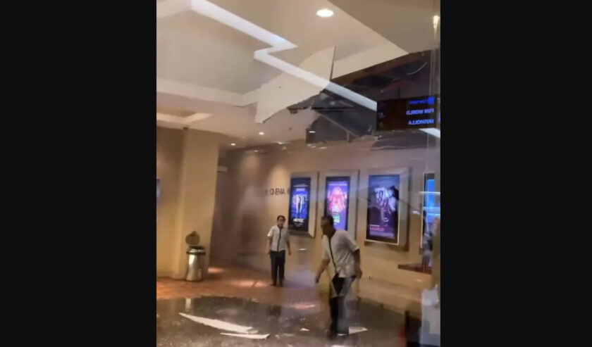 plafon lobby XXI Pakuwon City Mall Surabaya jebol imbas hujan deras. Foto: tangkapan layar Instagram @aslisuroboyo