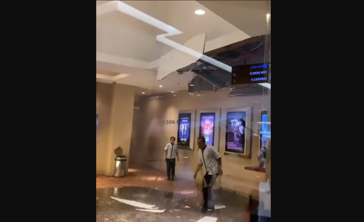 plafon lobby XXI Pakuwon City Mall Surabaya jebol imbas hujan deras. Foto: tangkapan layar Instagram @aslisuroboyo