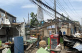 Kondisi bangunan di sepanjang Jalan Raya Bandung-Garut mengalami kerusakan berat akibat terjangan angin puting beliung di Kabupaten Sumedang, Jawa Barat, Kamis (22/2/2024). Foto: Antara