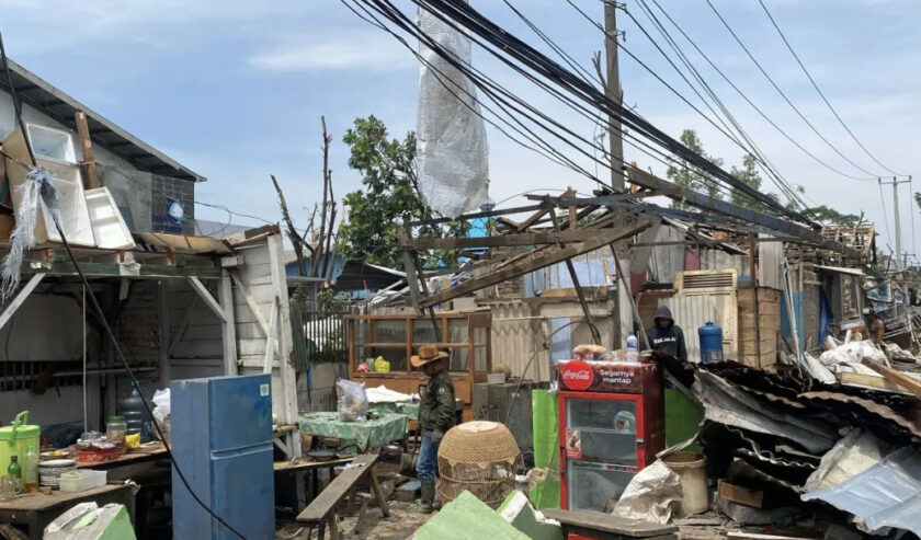 Kondisi bangunan di sepanjang Jalan Raya Bandung-Garut mengalami kerusakan berat akibat terjangan angin puting beliung di Kabupaten Sumedang, Jawa Barat, Kamis (22/2/2024). Foto: Antara