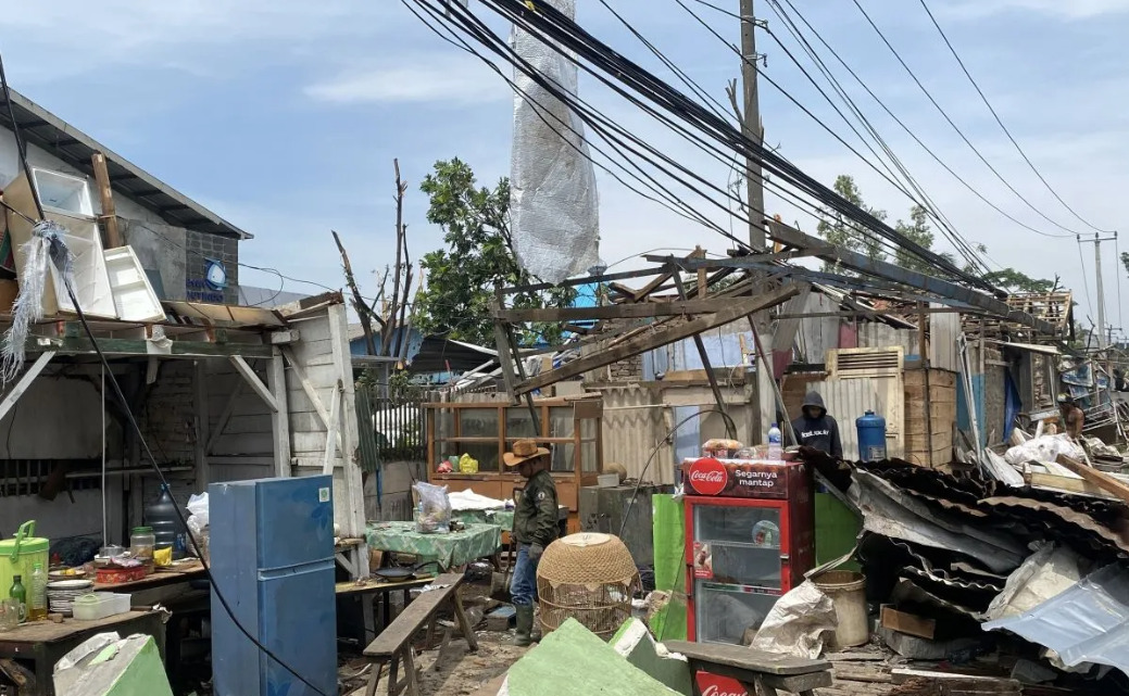 Kondisi bangunan di sepanjang Jalan Raya Bandung-Garut mengalami kerusakan berat akibat terjangan angin puting beliung di Kabupaten Sumedang, Jawa Barat, Kamis (22/2/2024). Foto: Antara