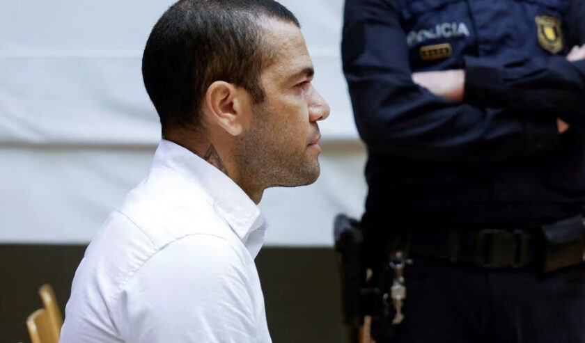 Dani Alves mantan pemain sepak bola asal Brazilduduk di pengadilan hari pertama persidangannya di Barcelona, Spanyol, 5 Februari 2024. Foto: Reuters