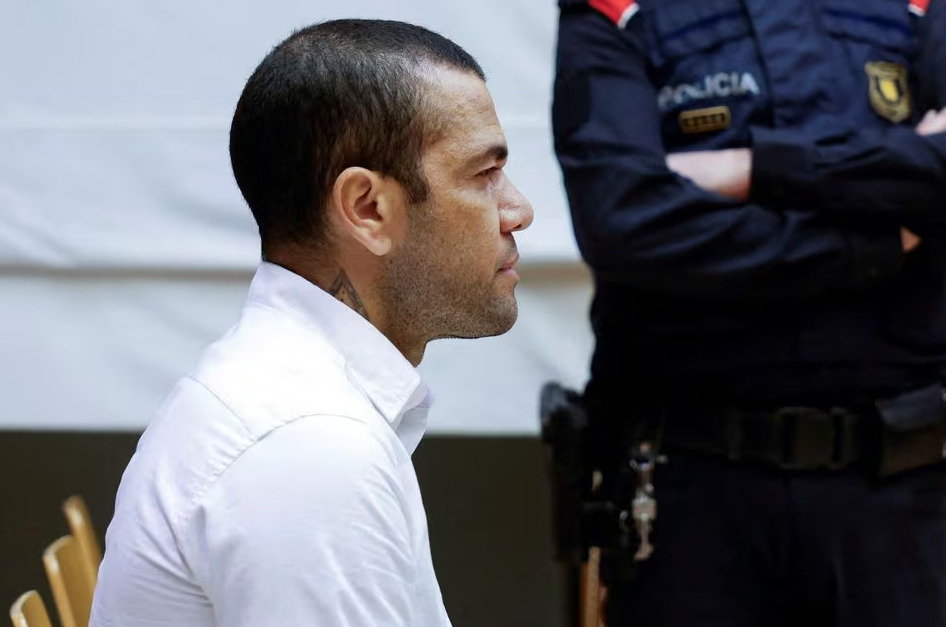 Dani Alves mantan pemain sepak bola asal Brazilduduk di pengadilan hari pertama persidangannya di Barcelona, Spanyol, 5 Februari 2024. Foto: Reuters