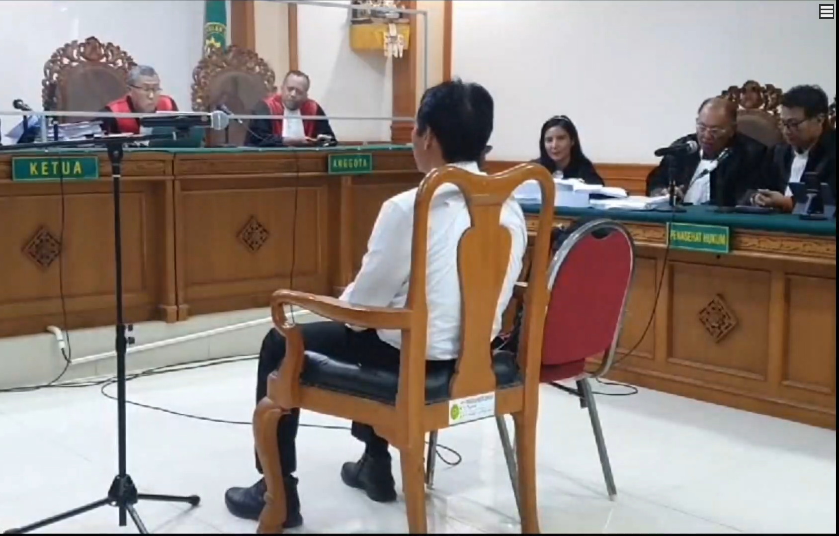Terdakwa I Made Yusnantara dan Ketut Budiartawan menjalani sidang putusan di Pengadilan Tindak Pidana Korupsi Denpasar, Bali, Kamis (22/2/2024). Foto: Antara