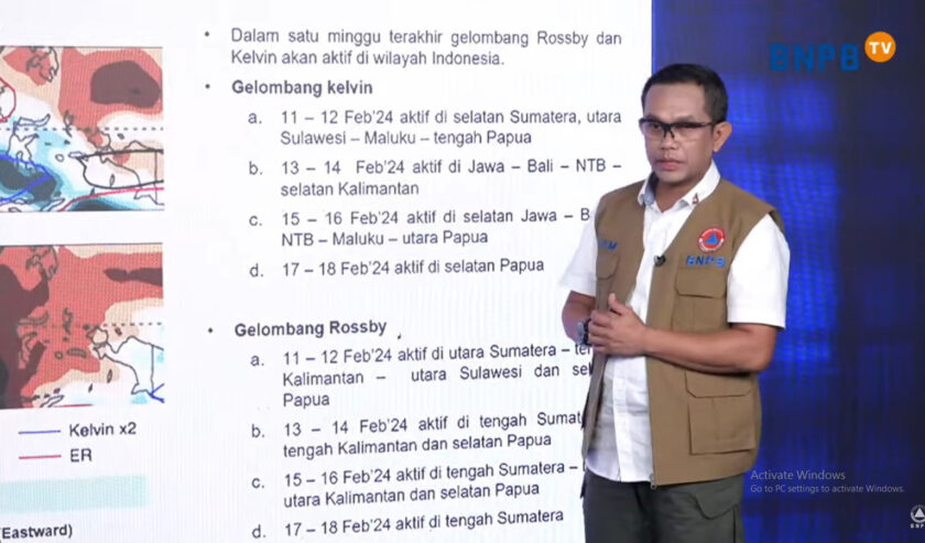 Abdul Muhari Kepala Pusat Data, Informasi dan Komunikasi Kebencanaan BNPB saat memaparkan kondisi kedaruratan bencana selama masa Pemilu 2024 dalam siaran bertajuk disaster briefing di Jakarta, Selasa (13/2/2024). Foto: Tangkapan layar Youtube BNBP Indonesia