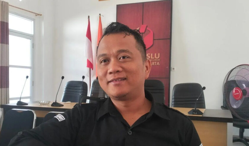 Setyo Puji Santoso Komisioner Bawaslu Kota Surakarta memberikan keterangan kepada wartawan di Solo, Jawa Tengah, Kamis (15/2/20224). Foto: Antara