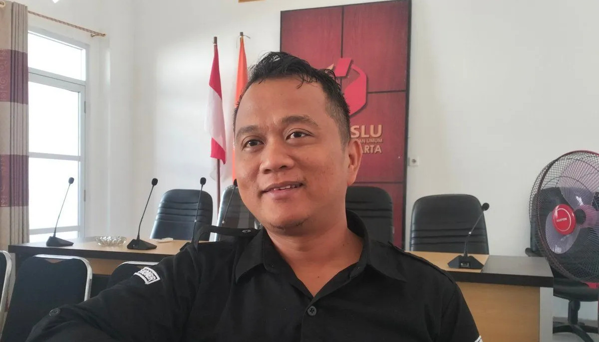 Setyo Puji Santoso Komisioner Bawaslu Kota Surakarta memberikan keterangan kepada wartawan di Solo, Jawa Tengah, Kamis (15/2/20224). Foto: Antara