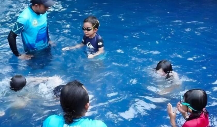 Situasi sesi renang di Janitra Bina Manusa School, Jakarta Selatan. Foto: Antara