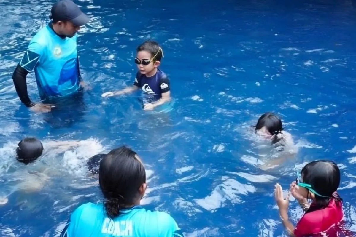 Situasi sesi renang di Janitra Bina Manusa School, Jakarta Selatan. Foto: Antara