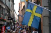 Ilustrasi bendera Swedia yang dibentangkan di luar sebuah toko di Stockholm pada 14 Juli 2023. Foto: Reuters