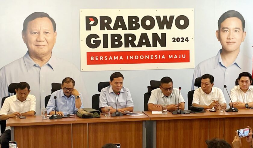 TKN Prabowo-Gibran menggelar konferensi pers terkait Putusan DKPP yang menjatuhkan sanksi kepada Komisioner KPU RI, Senin (5/2/2024), di Media Center TKN, Jakarta Selatan. Foto: Farid suarasurabaya.net