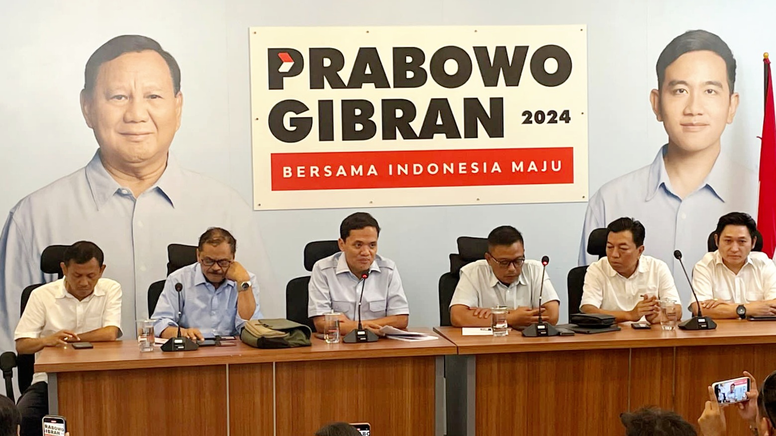 TKN Prabowo-Gibran menggelar konferensi pers terkait Putusan DKPP yang menjatuhkan sanksi kepada Komisioner KPU RI, Senin (5/2/2024), di Media Center TKN, Jakarta Selatan. Foto: Farid suarasurabaya.net
