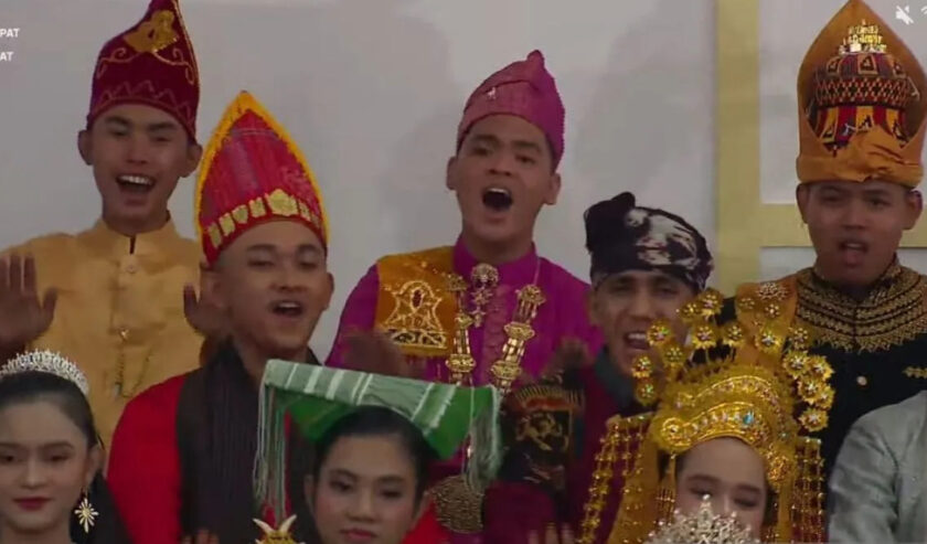 Tangkap layar paduan suara Gita Bahana Nusantara membawakan lagu-lagu Nasional pada rangkaian kegiatan kesenian menjelang Upacara Peringatan Detik-Detik Proklamasi di Istana Merdeka, Jakarta, Rabu. Foto: Antara