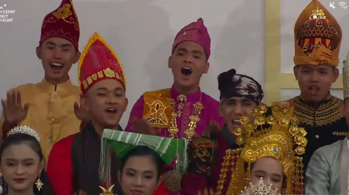 Tangkap layar paduan suara Gita Bahana Nusantara membawakan lagu-lagu Nasional pada rangkaian kegiatan kesenian menjelang Upacara Peringatan Detik-Detik Proklamasi di Istana Merdeka, Jakarta, Rabu. Foto: Antara