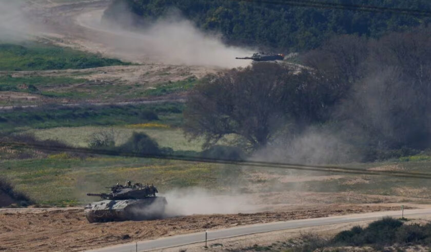 Tank-tank Israel bermanuver di dekat perbatasan Israel-Gaza, di tengah konflik yang sedang berlangsung antara Israel dan Hamas, pada Jumat (24/2/2024). Foto: Reuters