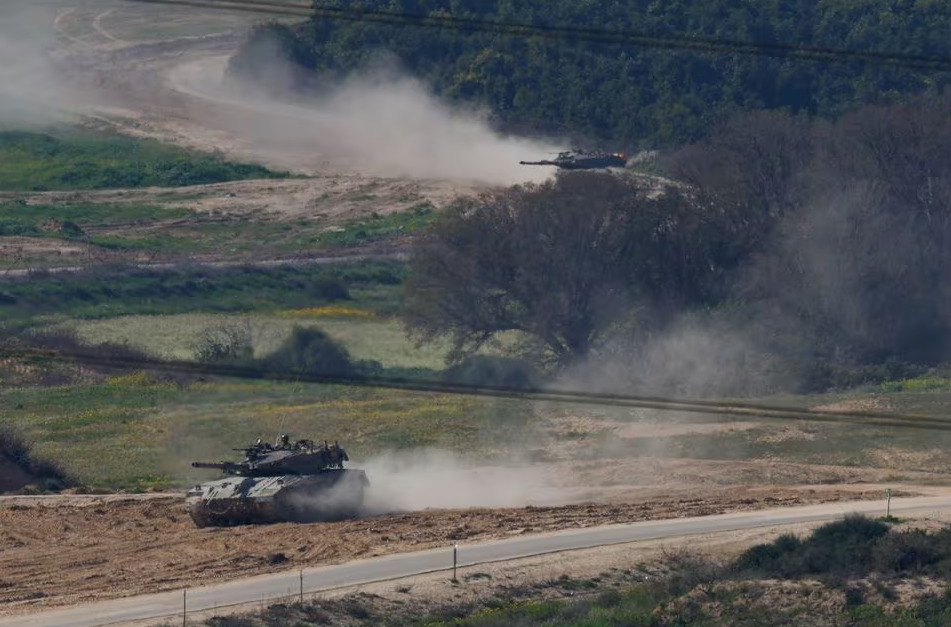 Tank-tank Israel bermanuver di dekat perbatasan Israel-Gaza, di tengah konflik yang sedang berlangsung antara Israel dan Hamas, pada Jumat (24/2/2024). Foto: Reuters