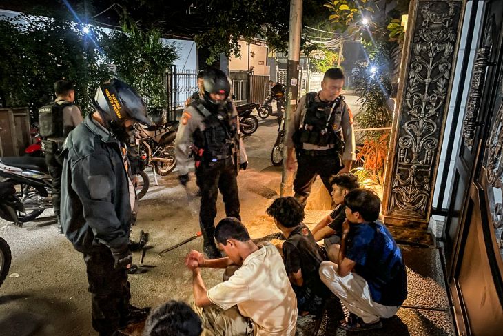 Tim Patroli Perintis Presisi Polres Metro Jakarta Selatan mengamankan enam orang remaja membawa sajam yang usai terlibat tawuran bersama kelompok lainnya di wilayah Pasar Minggu, Jakarta Selatan, Minggu (08/10/2023). Foto:Humas Polres Metro Jakarta Selatan