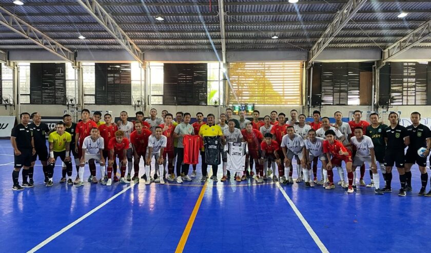 Tim futsal Jatim bersama Timnas Myanmar selepas uji coba di Baskhara Futsal Arena, Surabaya, Sabtu (10/2/2024). Foto: Arief Johan untuk suarasurabaya.net