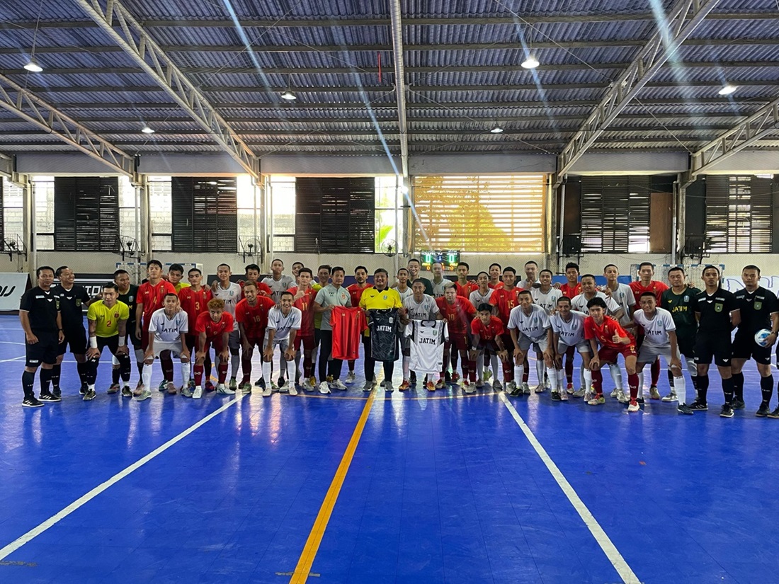 Tim futsal Jatim bersama Timnas Myanmar selepas uji coba di Baskhara Futsal Arena, Surabaya, Sabtu (10/2/2024). Foto: Arief Johan untuk suarasurabaya.net