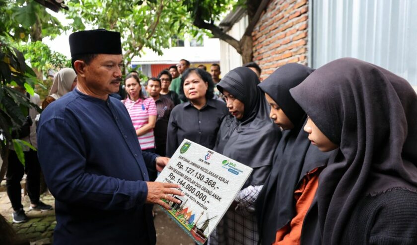 Maidi Wali Kota Madiun saat menyerahkan santunan secara simbolis kepada ahli waris keluarga Almarhum Sugiyono, anggota Satlinmas Kota Madiun yang meninggal dunia saat menjalankan tugas mengamankan pemungutan dan penghitungan suara Pemilu 2024, Rabu (14/2/2024). Foto: Diskominfo Kota Madiun