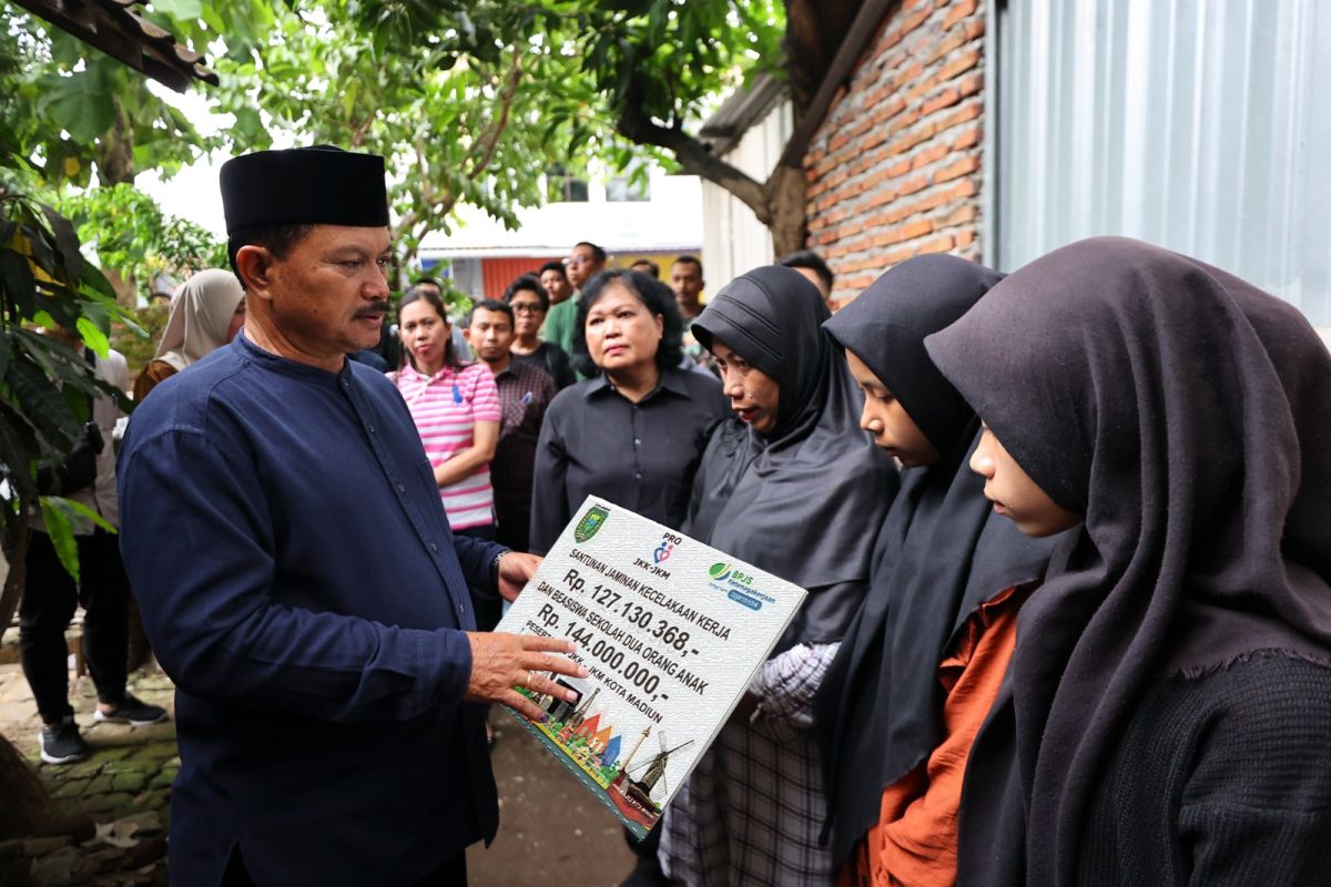 Maidi Wali Kota Madiun saat menyerahkan santunan secara simbolis kepada ahli waris keluarga Almarhum Sugiyono, anggota Satlinmas Kota Madiun yang meninggal dunia saat menjalankan tugas mengamankan pemungutan dan penghitungan suara Pemilu 2024, Rabu (14/2/2024). Foto: Diskominfo Kota Madiun