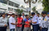 Dishub dan PJS saat memastikan setiap jukir di Jalan Tunjungan berkalung kode QRIS, Kamis (1/2/2024). Foto: Meilita suarasurabaya.net