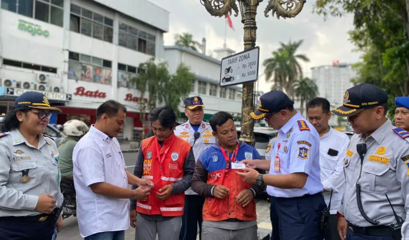 Dishub dan PJS saat memastikan setiap jukir di Jalan Tunjungan berkalung kode QRIS