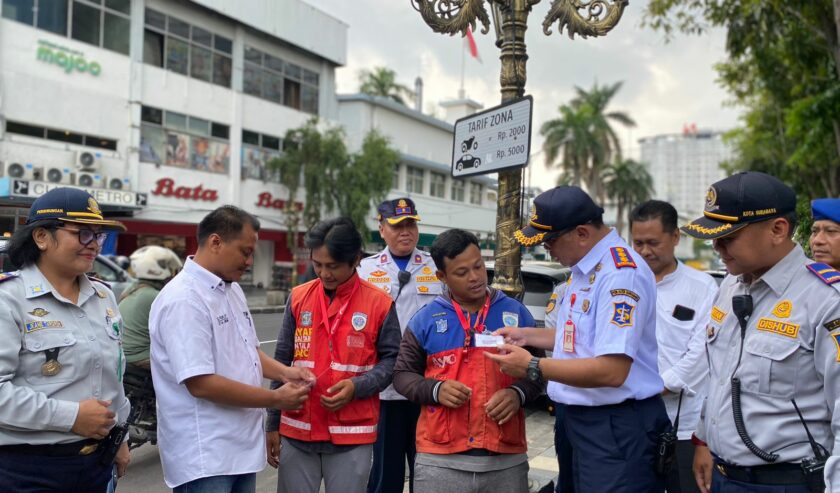 Dishub dan PJS saat memastikan setiap jukir di Jalan Tunjungan berkalung kode QRIS, Kamis (1/2/2024). Foto: Meilita suarasurabaya.net