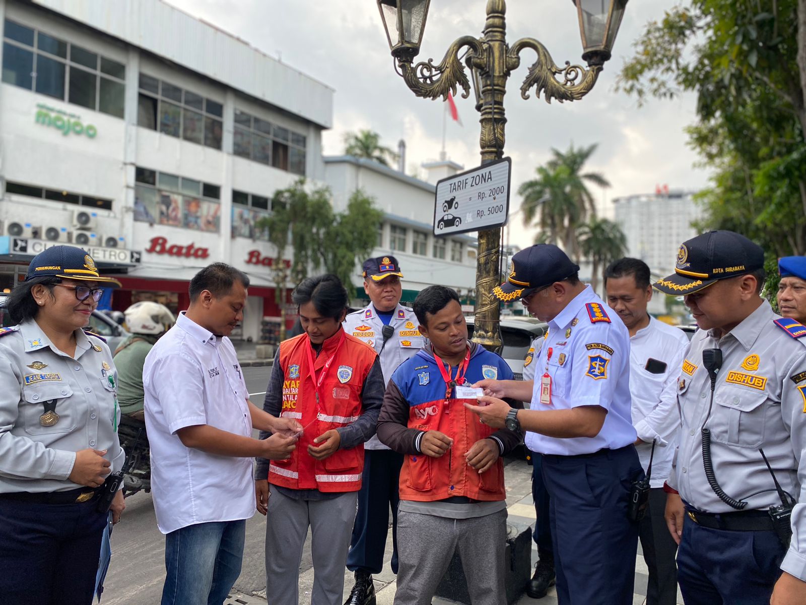 Dishub dan PJS saat memastikan setiap jukir di Jalan Tunjungan berkalung kode QRIS, Kamis (1/2/2024). Foto: Meilita suarasurabaya.net