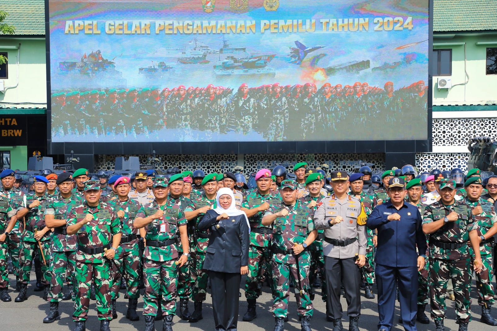 hofifah Indar Parawansa Gubernur Jawa Timur menghadiri Apel Gelar Pasukan Kesiapan Pengamanan Pemilu 2024 di Lapangan Makodam V Brawijaya, Kamis (1/2/2024). Foto: Humas Pemprov Jatim